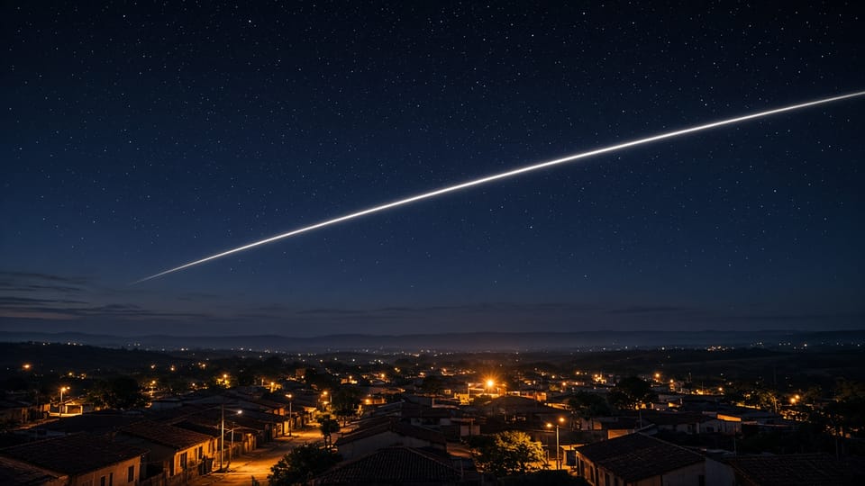 Ilustração de céu noturno sobre uma cidade do interior com casas baixas, cortado por um traço branco contínuo: o caminho da Estação Espacial numa foto de longa exposição.